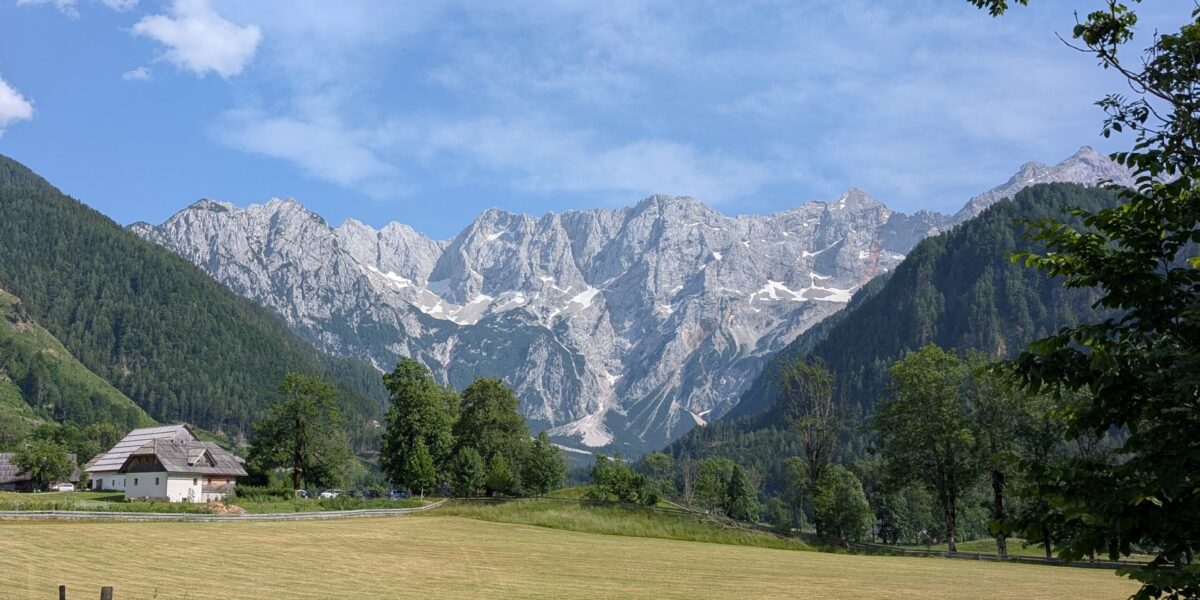 Blick auf Sloweniens grüne Landschaft, Berge und Wälder bei Sonnenlicht