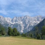 Blick auf Sloweniens grüne Landschaft, Berge und Wälder bei Sonnenlicht