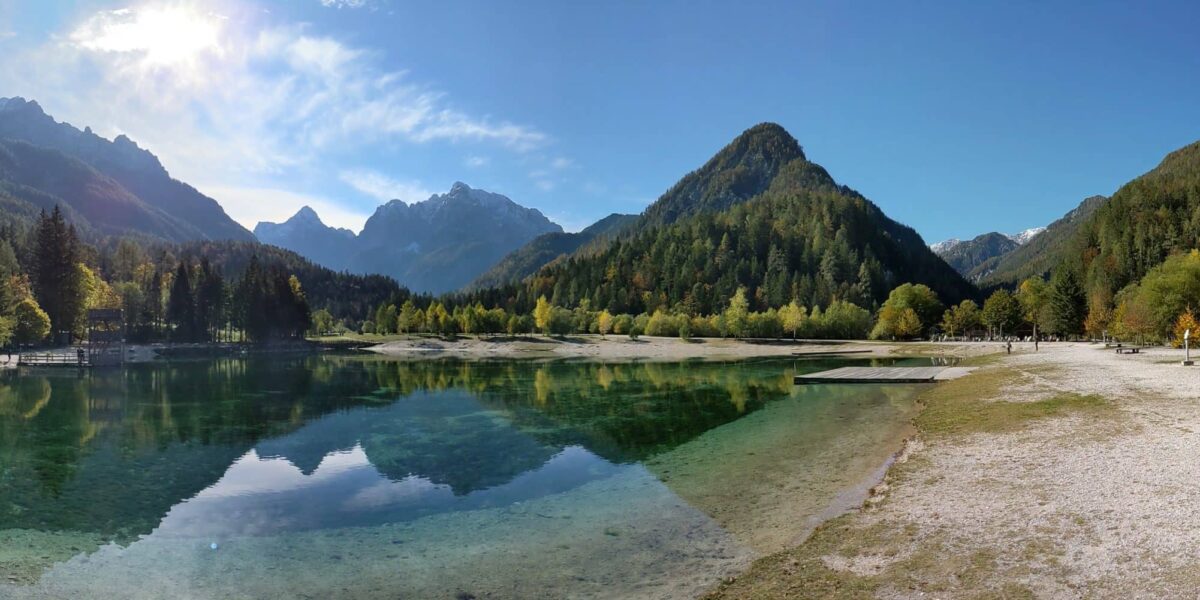 Aussicht über den See Jasna mit Bergen im Hintergrund