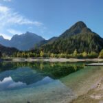 Aussicht über den See Jasna mit Bergen im Hintergrund
