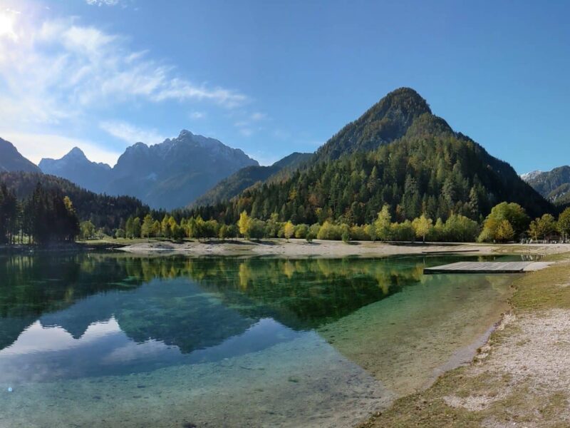 Aussicht über den See Jasna mit Bergen im Hintergrund