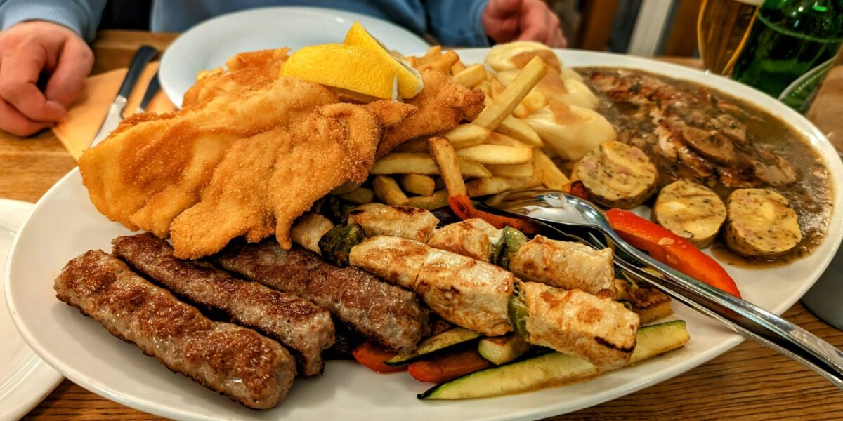 Restaurant – slowenische gemischte Grillplatte