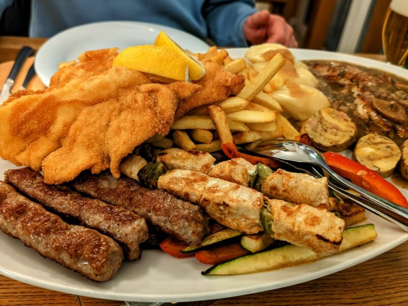 Restaurant – slowenische gemischte Grillplatte