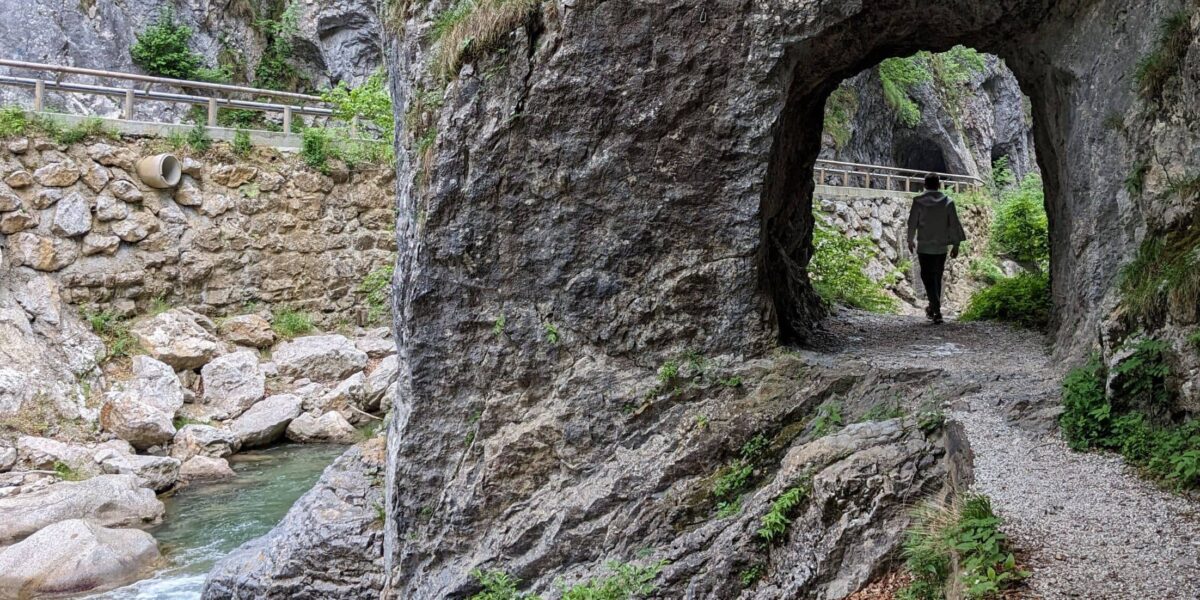 Beeindruckende Schlucht und Felsen der Dovzan schlucht
