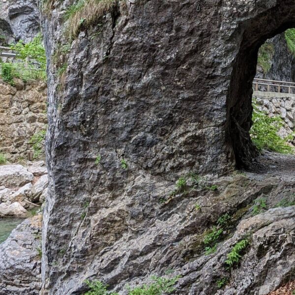 Beeindruckende Schlucht und Felsen der Dovzan schlucht