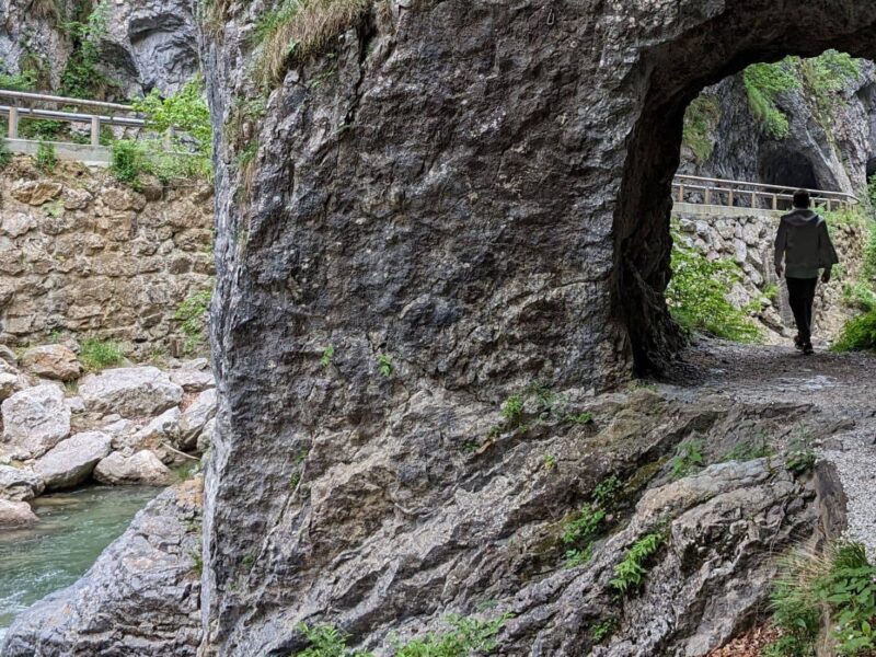 Beeindruckende Schlucht und Felsen der Dovzan schlucht