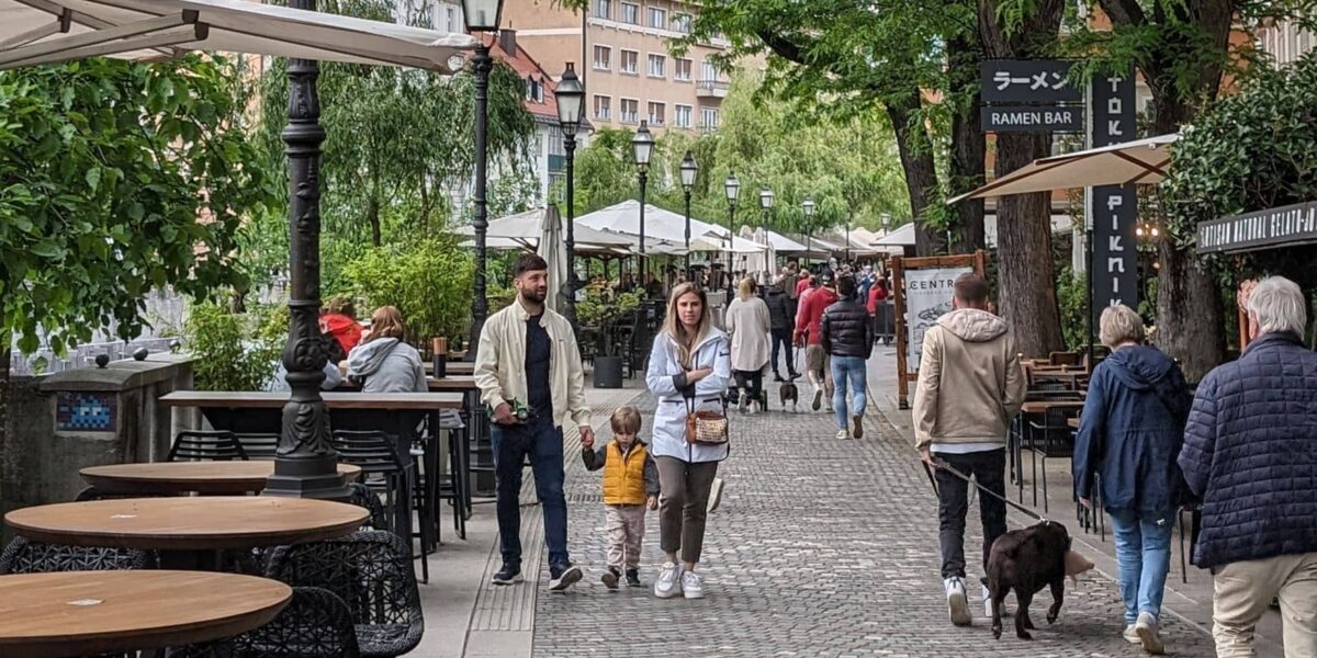 Straßencafés am Fluss im Zentrum von Ljubljana