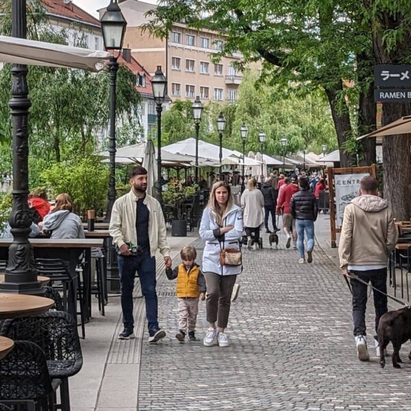 Straßencafés am Fluss im Zentrum von Ljubljana