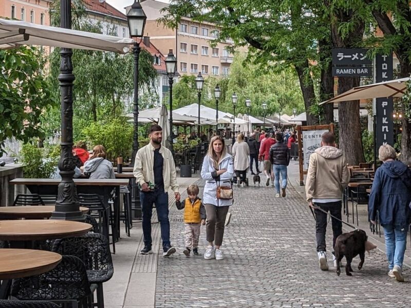 Straßencafés am Fluss im Zentrum von Ljubljana