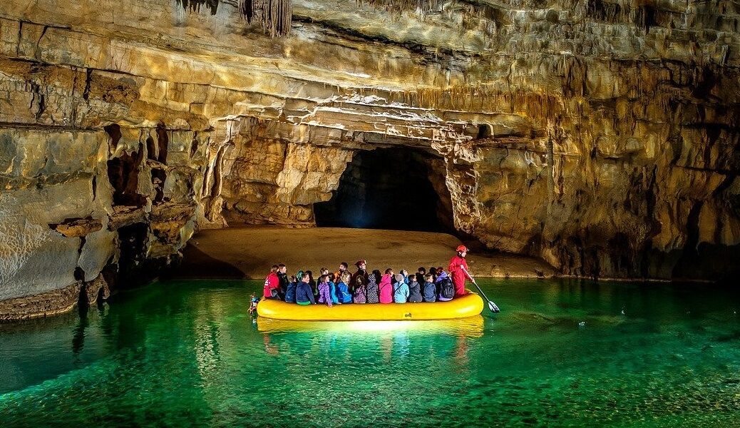 Bootsfahrt auf einem unterirdischen See in der Krizna Jama Höhle in Slowenien