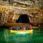 Bootsfahrt auf einem unterirdischen See in der Krizna Jama Höhle in Slowenien