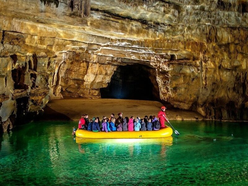 Bootsfahrt auf einem unterirdischen See in der Krizna Jama Höhle in Slowenien