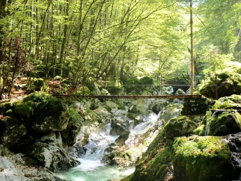 Wanderweg bei Boveč mit Fluss, Wald und Wasserfall