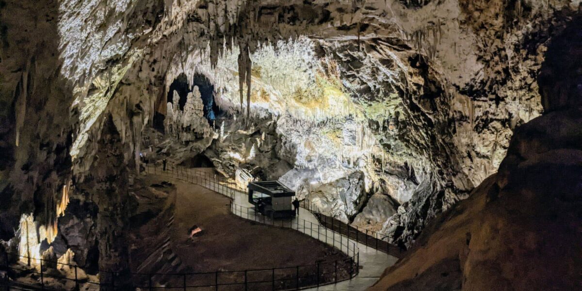 Im Inneren der Postojna-Höhle