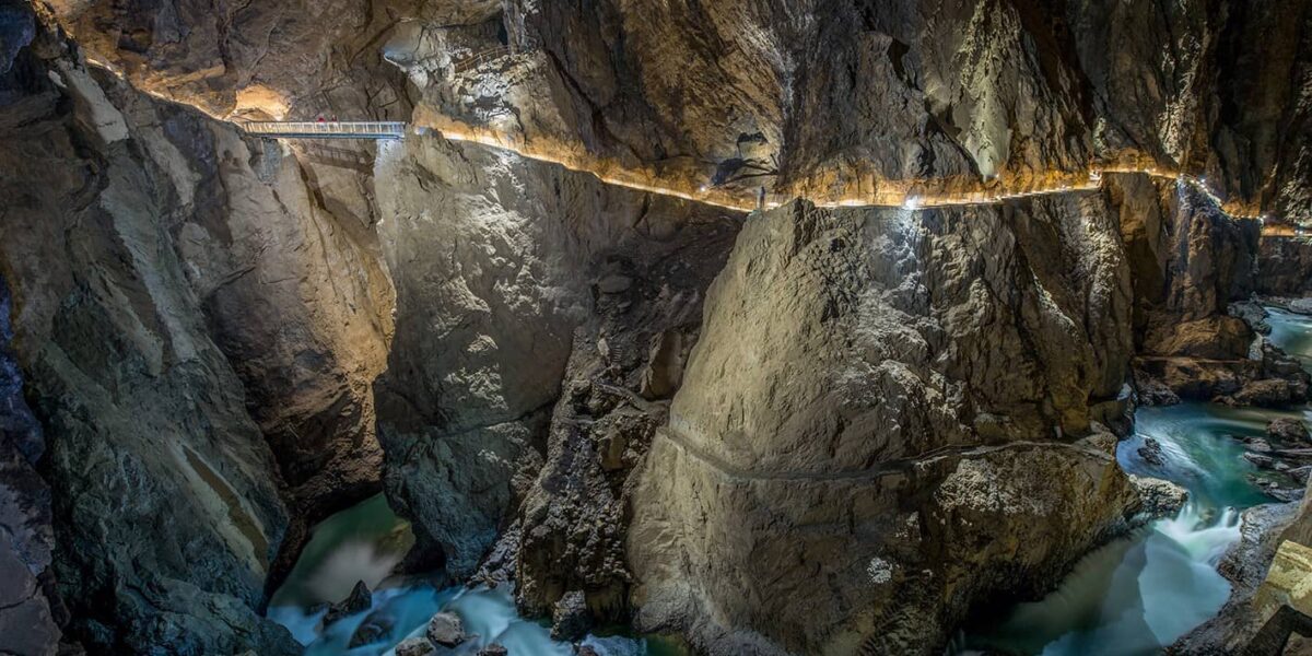 Tropfsteinhöhlen und Fluss im Inneren der Škocjan-Höhlen