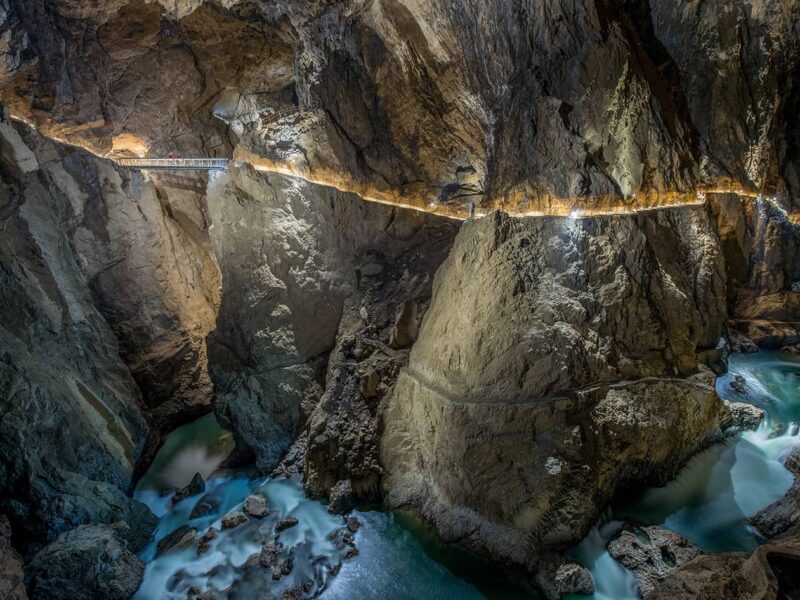 Tropfsteinhöhlen und Fluss im Inneren der Škocjan-Höhlen