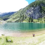 Blick auf den Krsnko Jezero im Triglav-Nationalpark, mit Bergen und klarem Wasser