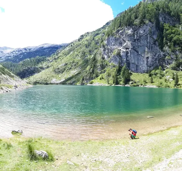 Blick auf den Krsnko Jezero im Triglav-Nationalpark, mit Bergen und klarem Wasser
