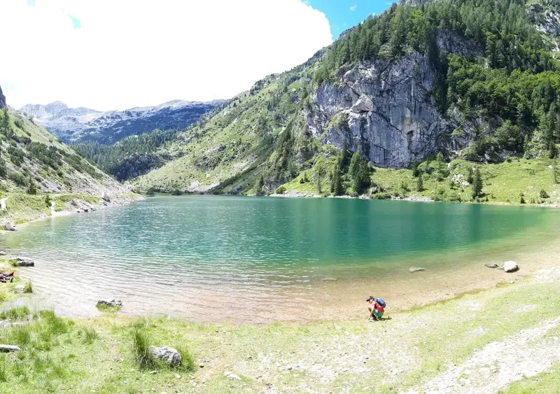 Blick auf den Krsnko Jezero im Triglav-Nationalpark, mit Bergen und klarem Wasser