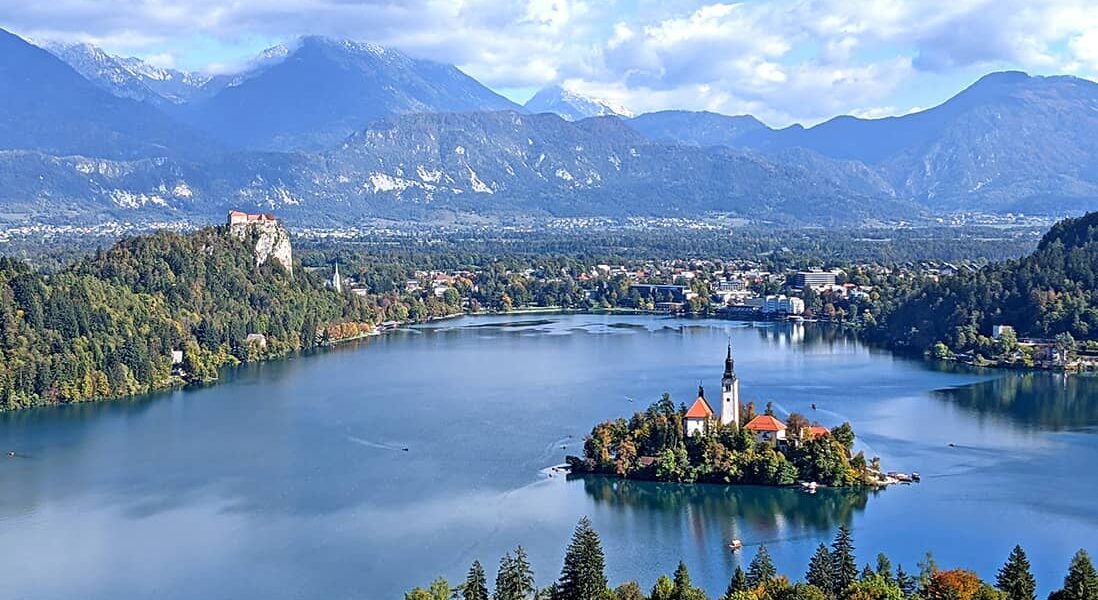 Blick auf den Bleder See mit Kirche und Bergen