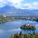 Blick auf den Bleder See mit Kirche und Bergen