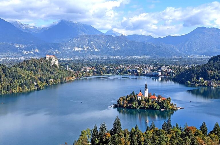Blick auf den Bleder See mit Kirche und Bergen