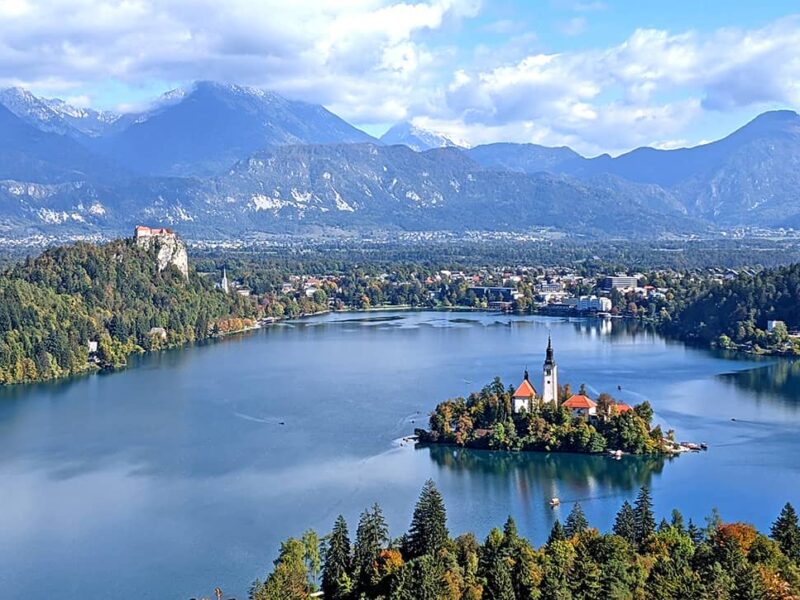 Blick auf den Bleder See mit Kirche und Bergen