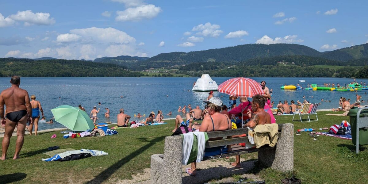 Velenje Strand mit Badenden und Liegewiese