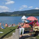 Velenje Strand mit Badenden und Liegewiese