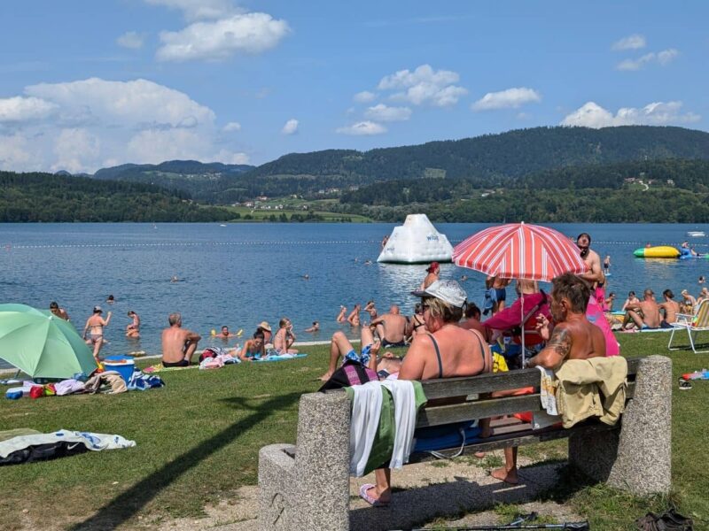 Velenje Strand mit Badenden und Liegewiese