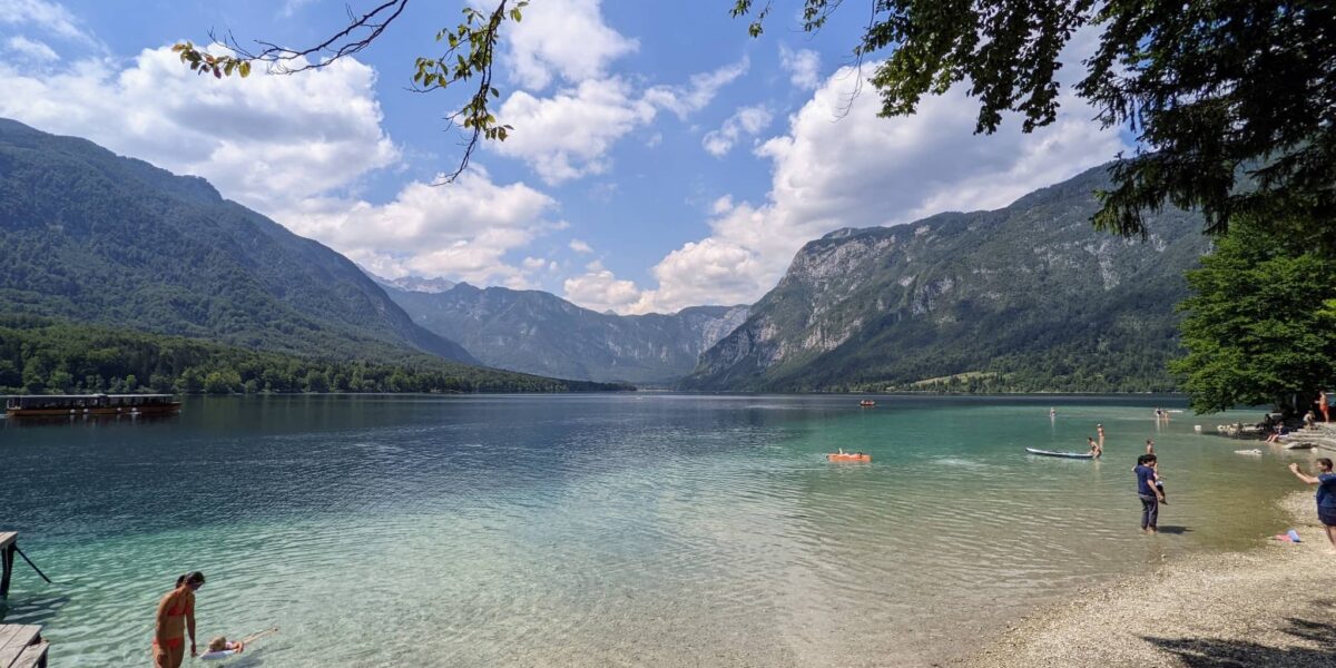 Blick auf den Bohinjer See mit Bergen im Triglav-Nationalpark