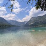 Blick auf den Bohinjer See mit Bergen im Triglav-Nationalpark