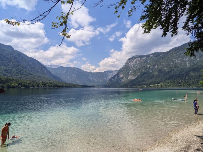 Blick auf den Bohinjer See mit Bergen im Triglav-Nationalpark