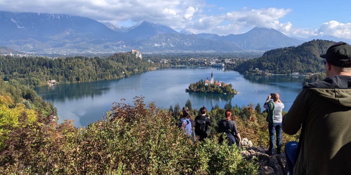 Aussicht auf den Bleder See vom Aussichtspunkt