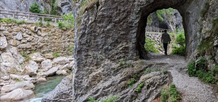 fluss und schlucht dovžan mit wasserfall