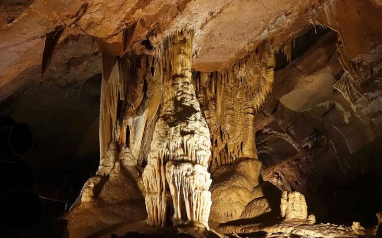 Eingang der Höhle Županova Jama mit Wanderweg