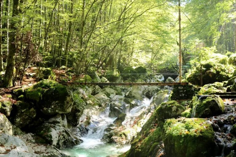 Wasserfall am Šunikov vodni gaj, Wanderroute in der Nähe von Bovec