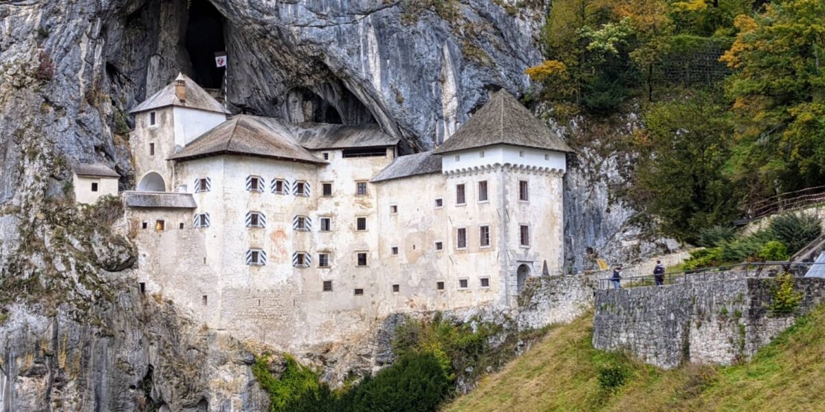 Burg in einer Felswand, Predjama