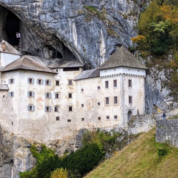 Burg in einer Felswand, Predjama