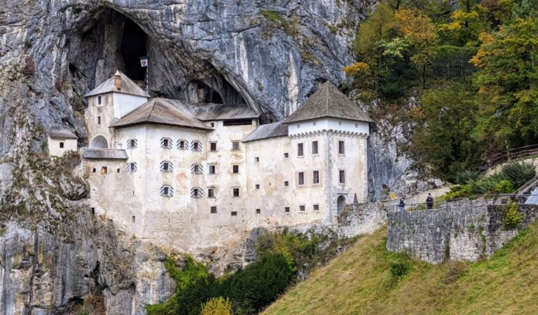 Burg in einer Felswand, Predjama