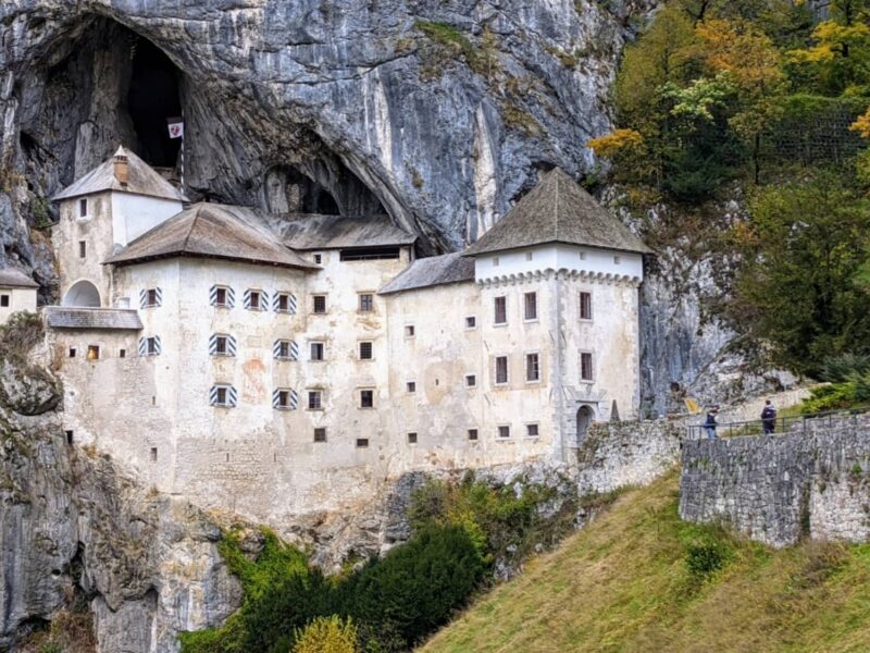 Burg in einer Felswand, Predjama