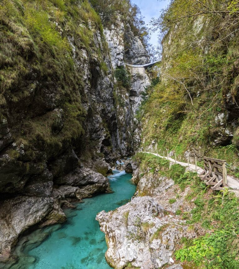 Panorama der Tolminschlucht mit Wasser und Brücke