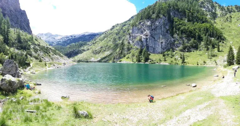 Bergsee Krsnko Jezero mit Bergen im Hintergrund