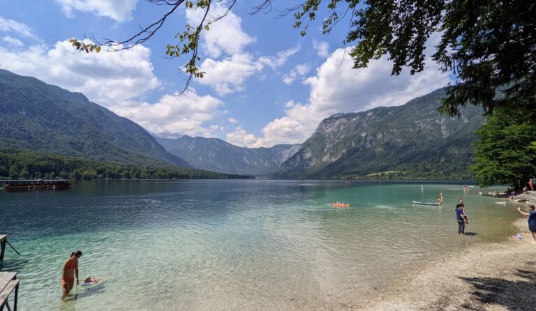 Bohinjsee in Slowenien mit kristallklarem Wasser, Bergen und grüner Natur