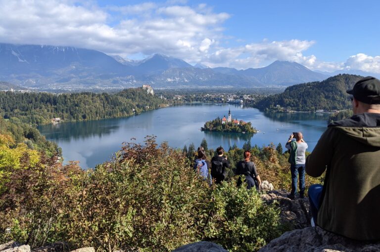 Aussichtspunkt am Bleder See, Blick auf die Insel und Kirche