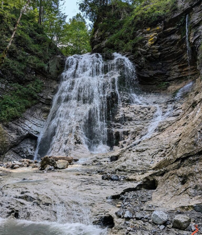 Der Stegovniški wasserfall in Slowenien mit grünem Wald und Felsen